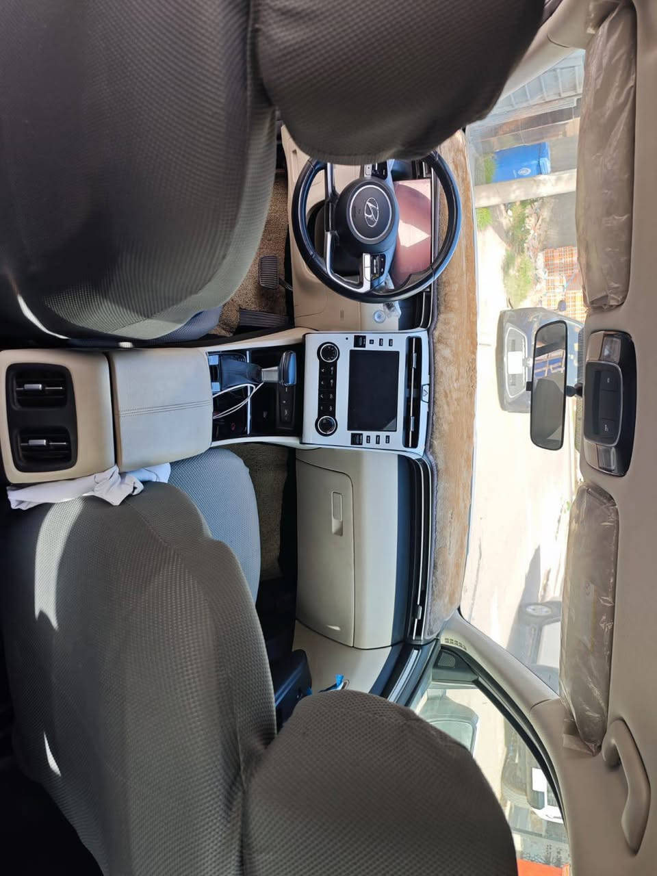 السلام عليكم
للبيع هونداي توسان 2024 خليجي استلام شركة السيارة جداً نظيفة وجديدة ومابيها اي مصرف 
ماشية 23 الف 
المواصفات 
كراسي كهرباء 
بردات خلفية 
بصمة تشغيل 
تشغيل عن بعد 
شاشة كبيرة 
كامرة دوارة 
حساسات امامية 
حساسات خلفية 
ايباد شاشة 
داخل بيجي 
تحكم ستيرن 
مثبت سرعة 
وباقي مواصفاتها معروفة 
مكان السيارة بغداد الكرخ بيها شخط الجاملغ الخلفي 
السعر الملطوب 220 ورقة وبيها مجال بسيط  
للاستفسار اكثر 
***********
