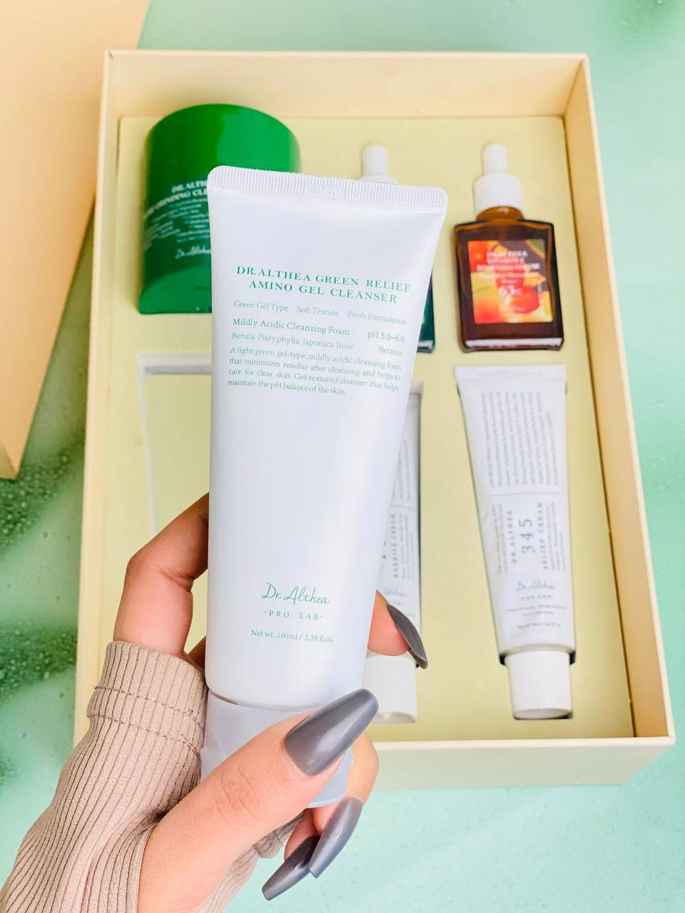 مجموعة هدايا للعناية بالبشرة من ماركة دكتور ألثيا (Dr. Althea) الكورية. 📦😍🇰🇷

بلسم التنظيف (Pure Grinding Cleansing Balm) وجل التنظيف بالأحماض الأمينية (Green Relief Amino Gel Cleanser). 🌿

سيروم فيتامين سي اللطيف (Gentle Vitamin C Serum) وكريمات مرطبة (كريم 345 Relief وكريم 147 HA). 💆‍♀️

تتميز المنتجات بتركيبات غنية بالمكونات الطبيعية ومصممة لتكون لطيفة وفعالة على البشرة، حتى الحساسة منها. 👌✨

تعالج المجموعة مشاكل البشرة المختلفة مثل الجفاف، الاحمرار، حب الشباب، والتصبغات😍💯

سعر البكج ٢٦ الف


**إذا كنت صاحب هذا الإعلان وتريد حذفه لأي سبب، رجاءا أرسل رسالة إلى الدعم الفني**