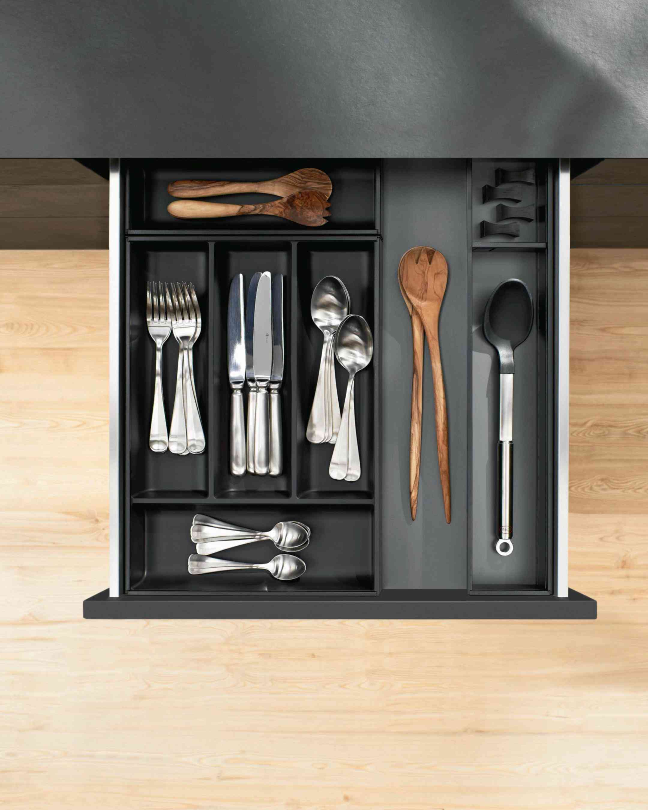 ‏✨AMBIA-LINE CUTLERY TRAY✨ لكل أداة مكان— ولكل مطبخ لمسة من النظام مع درج أدوات المائدة من Ambia-line BLUM 🧡.. •مصنوع من البلاستيك عالي الجودة• متوفر باللون الرصاصي الغامق• الأبعاد: العرض 30 سم × العمق 50سم• صنع في النمسا 🇦🇹  ✨AMBIA-LINE CUTLERY TRAY✨ Every utensil has its place—and every kitchen deserves a touch of organization with the AMBIA-LINE Cutlery Tray by BLUM. 🧡 •Made of high quality plastic•Available in color dark grey •Dimensions: W30cm x D50cm• Made in Austria 🇦🇹    ‏‎🔵الوكيل الحصري لشركة BLUM في العراق ‏‎ضمان مدى الحياة💯 ‏‎شركة قمة التالين للتجارة العامة ‏‎‏‎📍الفرع الرئيسي: بغداد - كرادة خارج - ساحة عبدالقادر  الجزائري 📲*********** ‏‎‏‎لمعرفة الاسعار والتفاصيل  يرجى  مراسلتنا  WhatsApp على  *********** ‏‎‏https://linktr.ee/taleeniq ‏‎‏‎نسعى دائما لخدمتكم! 💙 !We always strive to serve you you! ‎‏#Blum #BlumIraq #BlumBaghdad #Blumaustria #explore Ambia-LineCutleryTray
