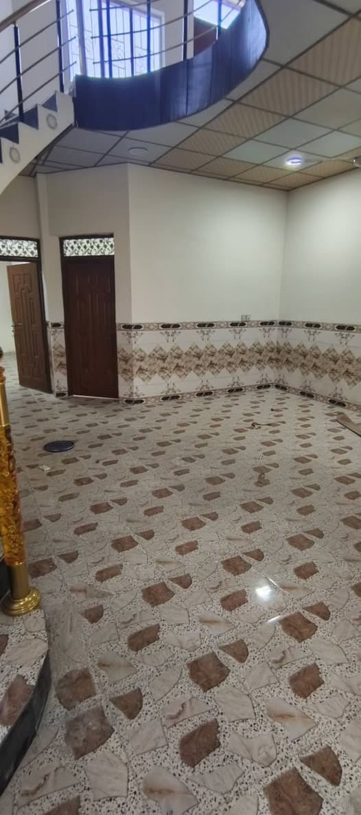 بيت للإيجار
• غرفتين نوم 
•صالة 
• مطبخ 
•ديوانية 
•صحيات 
• كراج واسع كما موضح في الفيديو 
العنوان سامراء حي المثنى خلف مدرسة أبطال العروبة 
للأستفسار ***********
***********
غير متواجد على الفيس بوك
