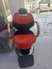 كرسي حلاقة للبيع نظافة ٩٠٪ سعرها ٩٠ الف للتواصل 07749273332