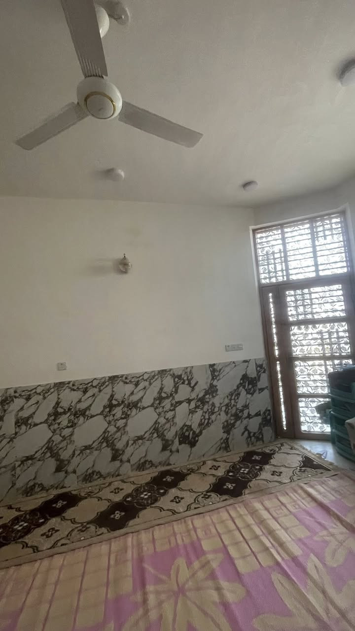 للبيع دار 170 م اسهم السفينه / قرب السيطرة طابقين مسلح/الطابق الارضي غرفتين وصاله ومطبخ وصحيات واستقبال داخلية وخارجية والطابق العلوي ثلاث غرف نوم وصاله وصحيات ومخزن وشقةمعزوله درج خارجي غرفة ومطبخ وصاله وصحيات / *********** وات ساب الحاج ابو كرار الجابري
