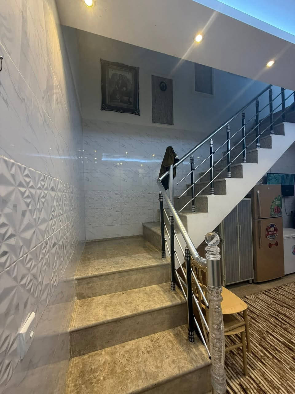 مشتمل للبيع مساحة 75م في الشعب خلف النادي العربي واجهة 4 الة ربع والنزال 20
يحتوي على استقبال وحولي مطبخ وخدمات 

وغرفة نوم بلطابق الارضي

والطابق الثاني يحتوي على غرفتين نوم وخدمات 

مع بيتونة وسطح عدد 2 

للاستفسار:  ***********

مكتب العقابي للوساطة العقارية
