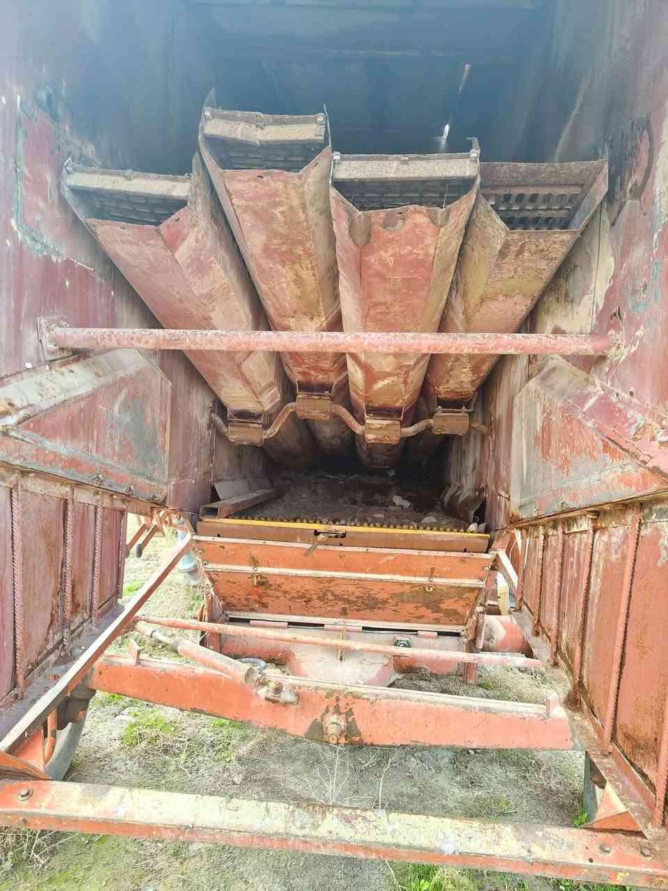 حاصدة لاڤيردا موديل 1985 
رقم و سنوية كامل 
مكانها الموصل 
للتواصل اتصل على رقم بي واتساب 
***********
