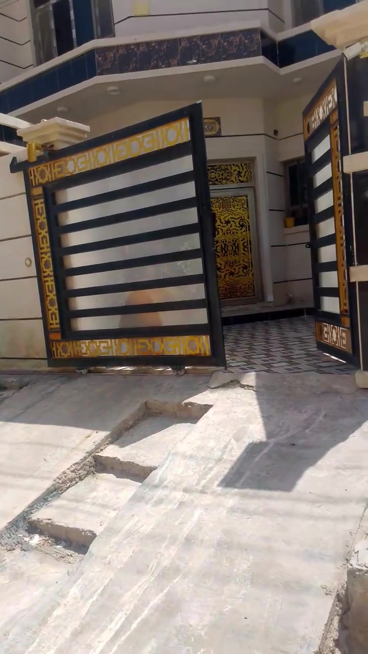 السلام عليكم للبيع بيت طابقين طابو صرف بالشهداء الثانيه موقع مميز اربع غرف نوم وستقبال وصاله ومطبخ وحمام الطابق الثاني ثلاث غرف وحمام ومخزن جاهز السعر قفل 125مليون مساحه 150 متر الواجه 7ونص ونزال 20 شارع 12للاستفسار ***********
