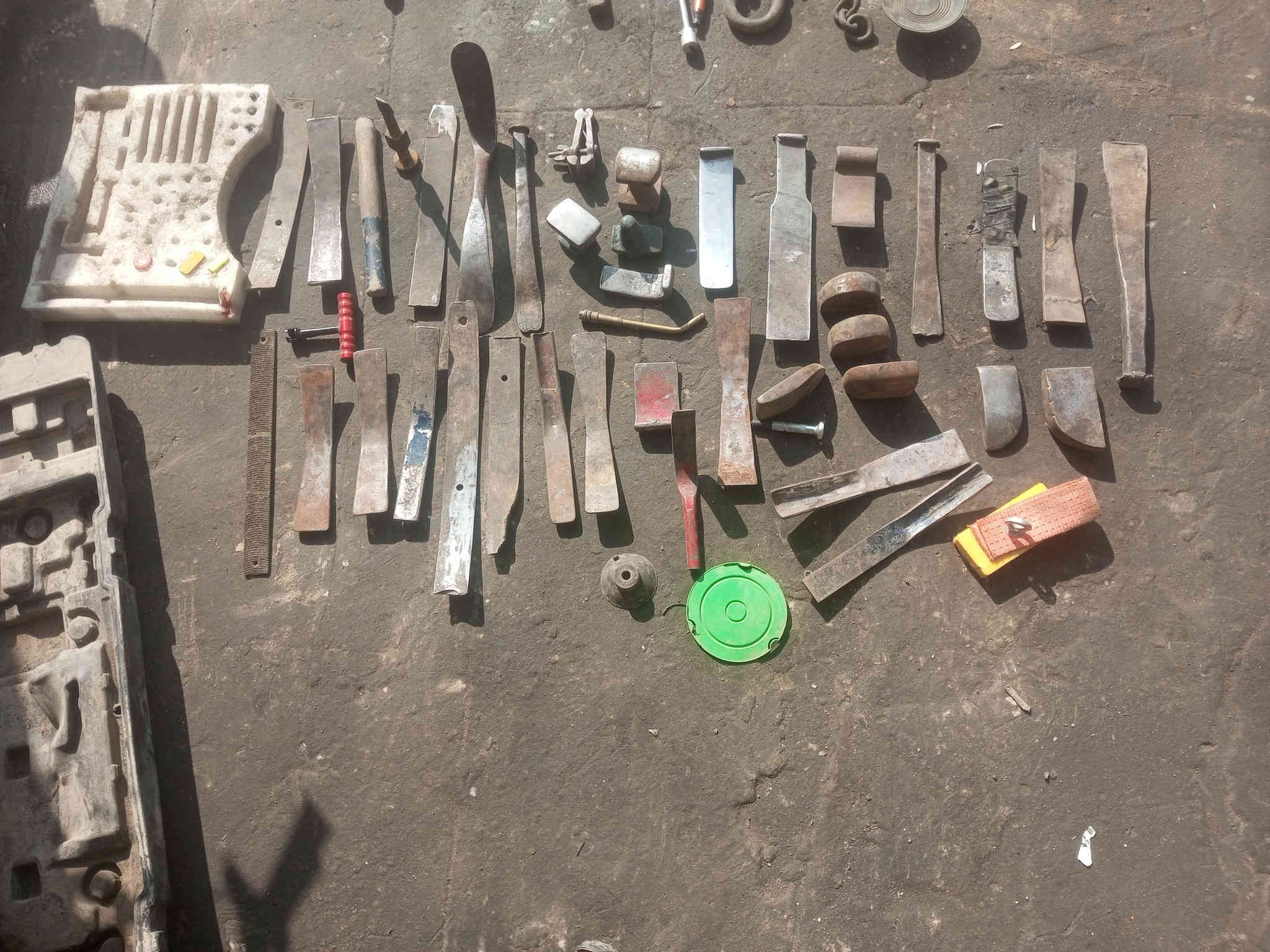 السلام عليكم
غراض سمكره للبيع 
عده كامله كبل فتح محل 
عنواني بغداد حي البتول 
هاتف ***********
