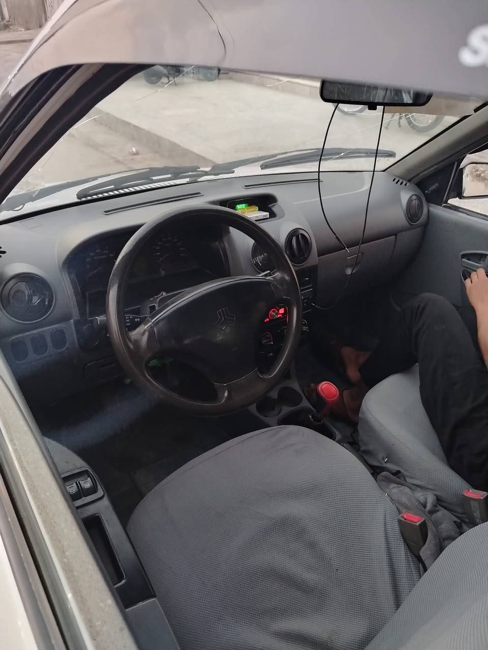 سلام عليكم سايبه للبيع السعر 42 ورقه سياره جاهزه موديل 2015 طخم تاير مكينه نضيفه تبريد براكيت سياره نضيفه جاهزه  تواصل ع هذا رقم ***********
