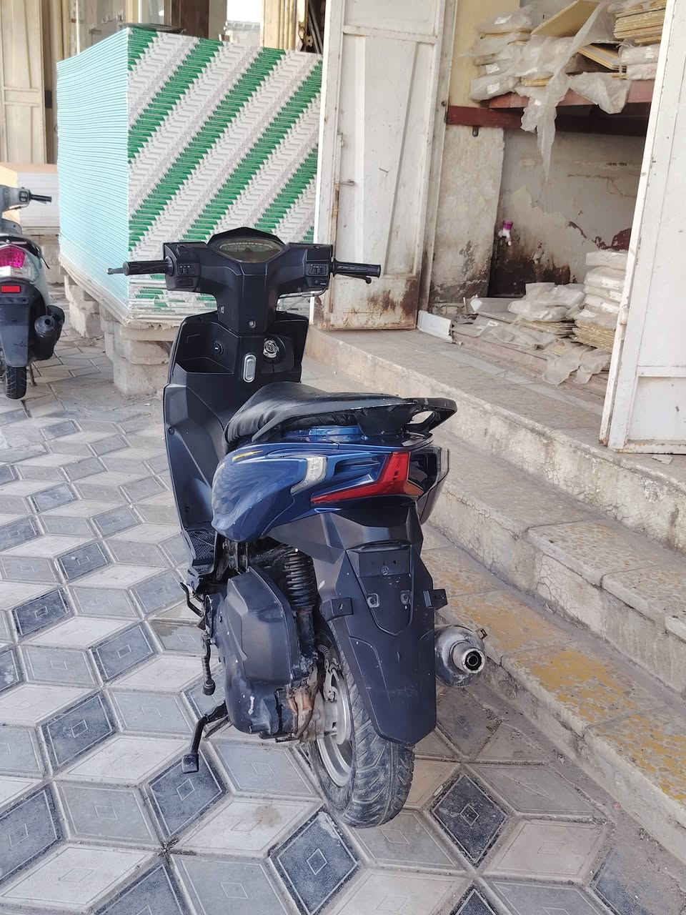 دراجه للبيع سكنس صيني سعرها 350 وبيها مجال وهذا رقم التليفون *********** العنوان شارع فرق الموسيقيه
