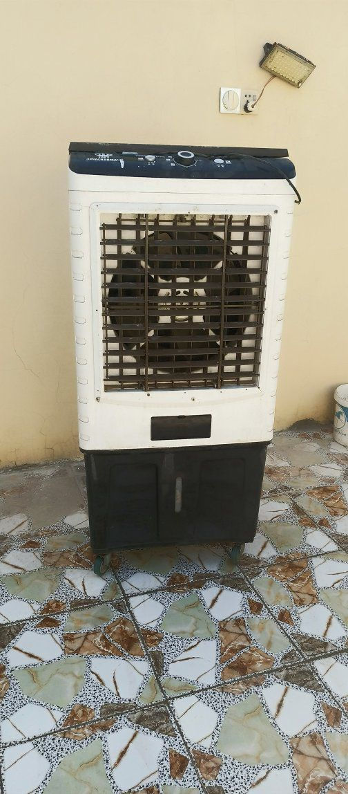 السلام عليكم 
كومفيرة حجم وسط للبيع نوع رويال نظيفة وشغالة 3سرعات على وضع الشركة بدون تصليح السعر 150الف مع مجال بسيط للطيبين 
رقم الموبايل ***********
