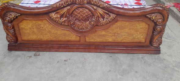 السلام عليكم تاج تركي والكشنات نجار شغل عراقي سعره 50 الف وبيه مجال للاتصال رقم  ***********
