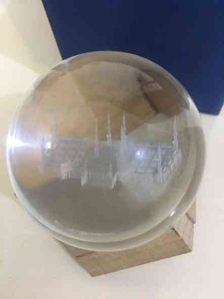 كرة بلورية انتيكا ثقيلة وروعة نوادر مع استاند خشب ومجسمبها مجسم المسجد النبوي الشريف نوادر واتساب *********** سامراء
