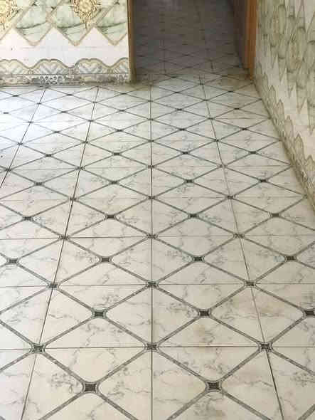 السلام عليكم 
دار زراعي مساحه 50م شارع بعرض 15م. اساس و سقف كونكريت عالي عن الشارع نضيف جداً كهرباء ماء سيراميك كامل البيت من كلشي. 
العنوان شارع المطحنه مقابيل قرية الغدير السعر 20 مليون ***********
