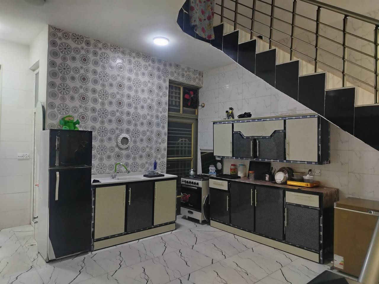 بعد توكل على الله
دار البيع
الموقع تحرير
الحولى طابو صرف زراعي قرار 25
مساحه ١٠٠ متر
يتكون من طرمه صحيات خارجيه
ممر مطبخ من ضمن صاله
حمام منور غرف نوم
قاط ثاني صاله غرفه نوم حمام
سطح قريب على شارع رئيسي
قريب على أسواق المدينه
الاتصال على الرقم *********** خاص مفتوح أو واتساب
