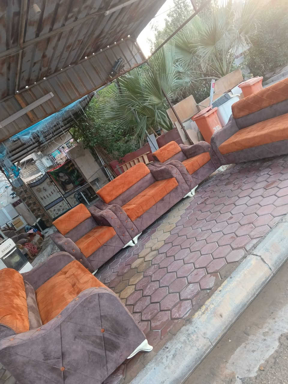 تخم عشر مقاعد مستعمل نضيف السعر 300 ألف العنوان العزيزيه منطقة باب الحاره للمراسلة *********** يوجد واتساب وماسنجر وتوصيل بل الاجره
