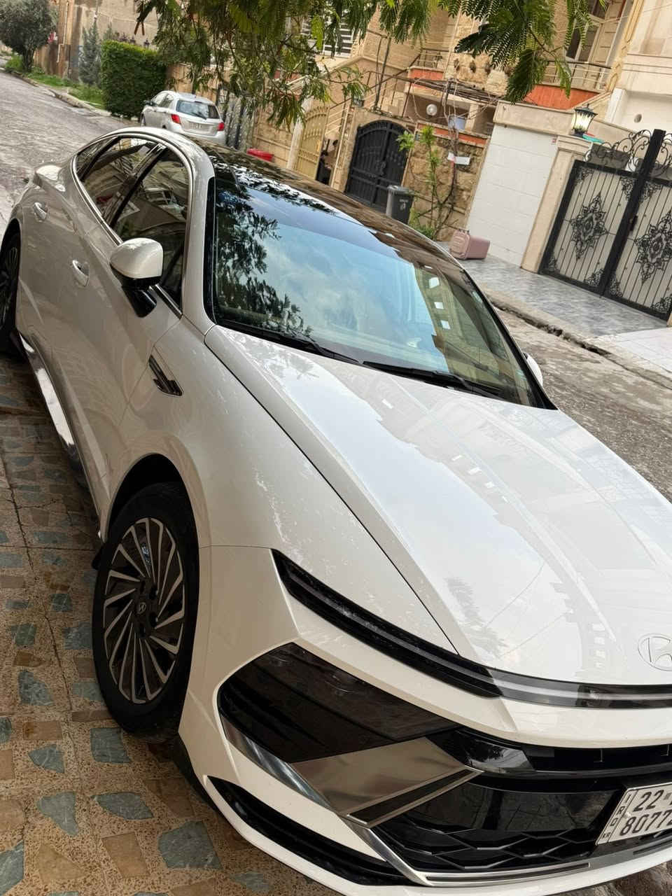 السلام عليكم 
هونداي سوناتا 
موديل 2024 
رقم أربيل باسم شركة
كفاااله عامه 
فووول مواصفات 
بانوراما 
كشنات جلد جملي 
لد متصل خلفي و امامي 
حساسات خلفيه وأماميه
ويل كب حجم كبير 
لد داخلي
هواي بيها مواصفات اتصل وبالخدمة 

السعر 230 وبيها مجال
رقم الهاتف ***********
