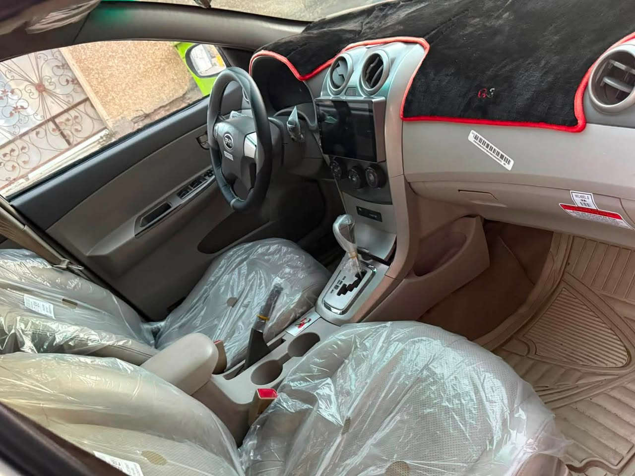 السلام و عليكم  (للبيع)
بي وأي دي موديل ٢٠١٣ ال G3 
مكينه مبدله جديده صاله ٤ اشهر (أنطيك بيهه ضمان شكد متريد )
كير كفاله 
تبريد ثلج 
مابيه ضربه 
بس بيهه أماكن صبغ 
أبيع حزام 
تحكمات ستيرن 
فتحه ب قماره 
بصمه 
شاشه 
رقمه بغداد و مكاني بغداد 
السياره ب اسمي ثاني يوم تحويل 
سعره ٥٨ و بيهه مجال كلش قليل 
سياره حلوه و مابيه نقص 
و بلعافيه ع الياخذهه
للتواصل الرقم ***********

