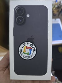 ايفون 16 عادي جديد لوك استخدامة قليل فقط مفتوح من الباكيت  السعر 900 ا...