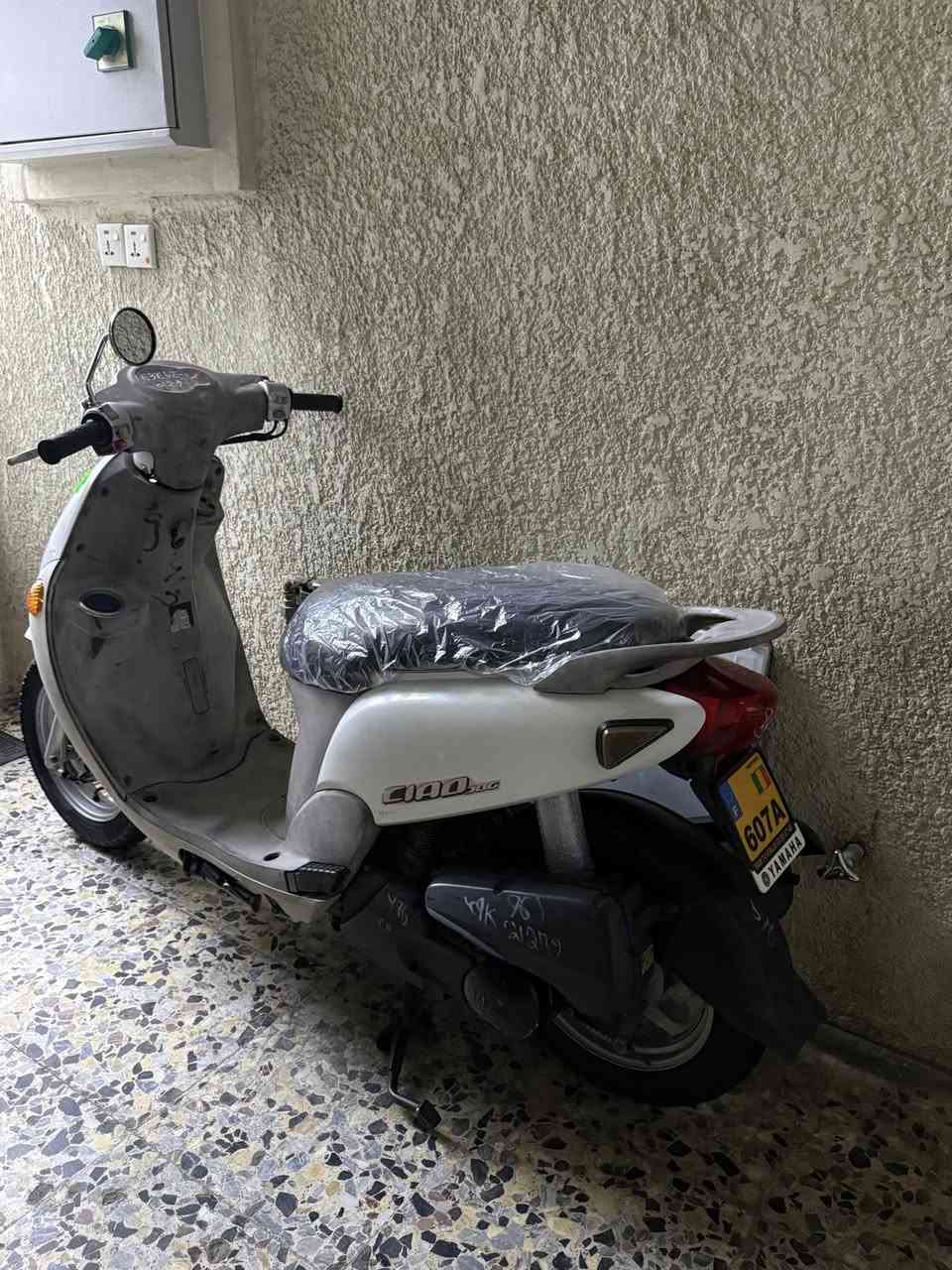 دراجة فلة وكالة للبيع 
ماشية 19 الف فقط 

كفالة عامة من كلشي 
كفر ختم واحد بلادي 
مكينة بلادية وما مفتوحة 

صارلها شهر من نازلة من رمبة وصلها موجود والمنفيست الأصلي موجود 

السعر مليون و150 وبيه مجال بسيط 

العنوان بغداد الشعب 
***********
