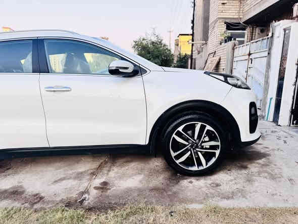 سلام عليكم 
كيا سبورتج خليج 
مديل ٢٠١٩ شكل ال ٢٠٢٠ 
كفاله سياره من الصبغ   
عده بارد بلباب الخلفي كلش بسيط 
ودعاميه اماميه صبغ
وصار بيه كاز كيت بيه فقط وسويته درجه أولى   
نص مواصفات
داخل حمصي 
تحكمات فول 
شاشه 
حساس امامي خلفي 
كامره 
جلد وشامون 
سياره ماشيه ٨٥ 
وجديده معنى الكلمه 
معروضه ١٨٥ وبيه مجال كلش بسيط 
مكاني بغداد اجكوك او الشعله 
***********
