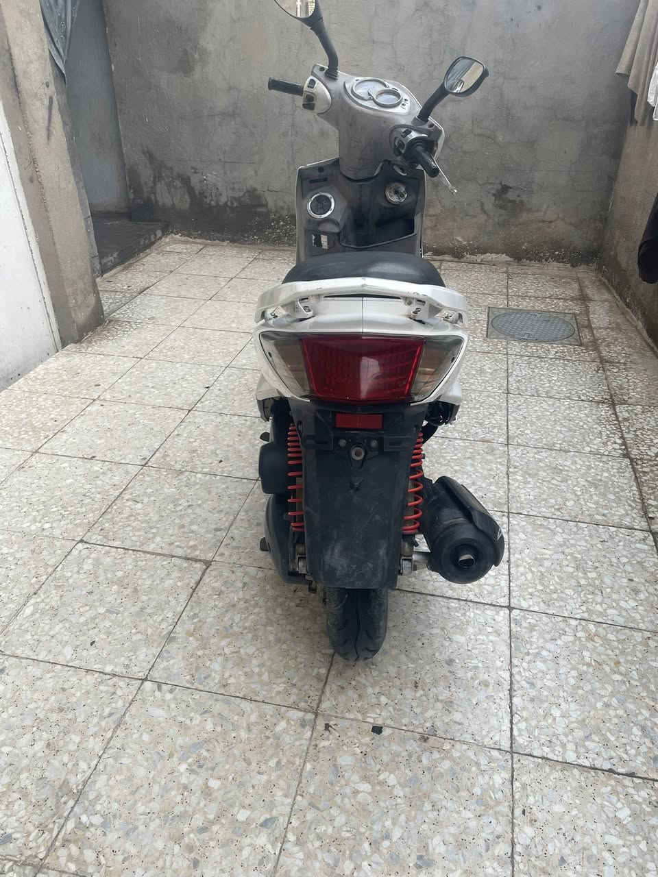 سلام عليكم لبيع دراجة سكنس فحل دراجة مابيهة أي نقص كاملة محرك خير منالله أوراق كاملة زوج تايرات جدد كفرات بلادية ختم واحد دراجة كاملة مكاني بلديات ضباط سعر 700 رقم تليفون ***********
