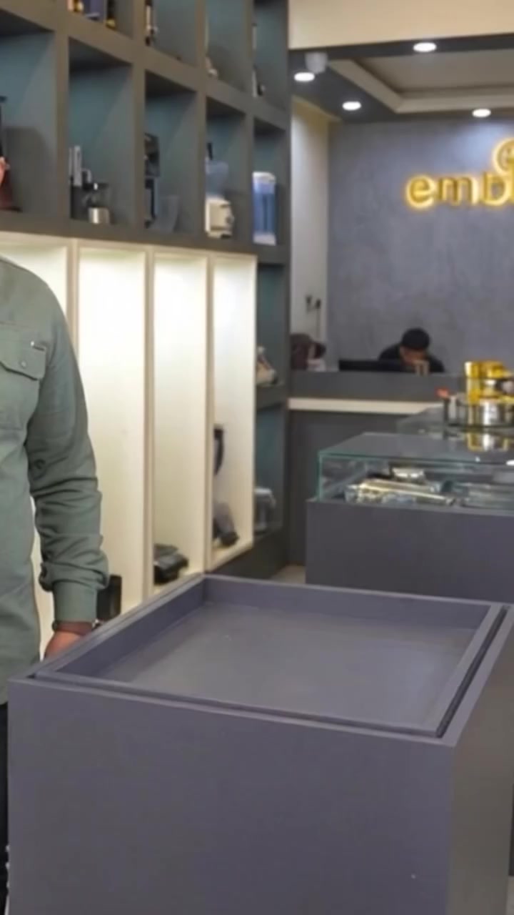 اوفن الحجم 60 لترمجمع الماركة البلجيكية للمواد المنزلية
ماركة #embleme(امبليوم) 

كامل المواصفات
 دبل هيتر كبير اعلى واسفل 
تحكم منفصل 
مع مروحة توزيع الهواء داخل الفرن
انارة داخلية 
شواية دجاج دوارة ستانلس ستيل 
صينية تجميع الدهون والسوائل في الاسفل
دبل صينية + صينيه بتزا 
حمالة للصواني + حمالة للشوايه
تايمر توقيت الى 60 دقيقة اطفاء ذاتي
ضمان سنه
***********
***********
الوكيل المعتمد لشركه امبليوم في الديوانيه 
العنوان 
الديوانية شارع المواكب مجاور حسينية ام البنين وصالون الأميرات
