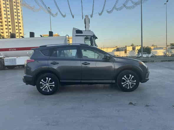 السلام عليكم 
تويوتا راف 4 وارد امريكي موديل 18 
حادث موضح بالصور ( بنيد صبغ فقط ) ( شواصي لغود كفالة ) . 
مواصفات Le ( مكينة 2500 . شاشة وكاميرا . فور ويل . ويل كب . فول تحكم ستيرن . شاشة اعطال ديجيتال . مانع تزحلق . رادار ( توقف ذاتي ) . كروس سرعة . ) وباقي المواصفات المعروفة . 
رقم اربيل جديد . سنوية وهزة جديدة ( تحويل ثاني يوم ) . 
مكان /  بغداد . 
السعر / 168$ 
للاتصال / *********** .
