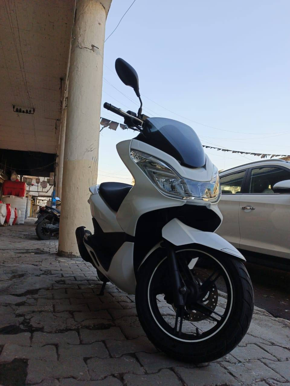 سلام عليكم Pcx جيل ثاني ياباني Jf دراجة صارله اسبوعين نازلة من معرض دبي دراجة جديدة كولش بعد احلى من الصور ماشية 30 المكان بغداد شارع فلسطين *********** رجائا الي مايعرف بيهن لحد ليخن ويصير براسي ابو العريف فقط الجناي يتصل سبب البيع طلع تعين وممحتاجها
