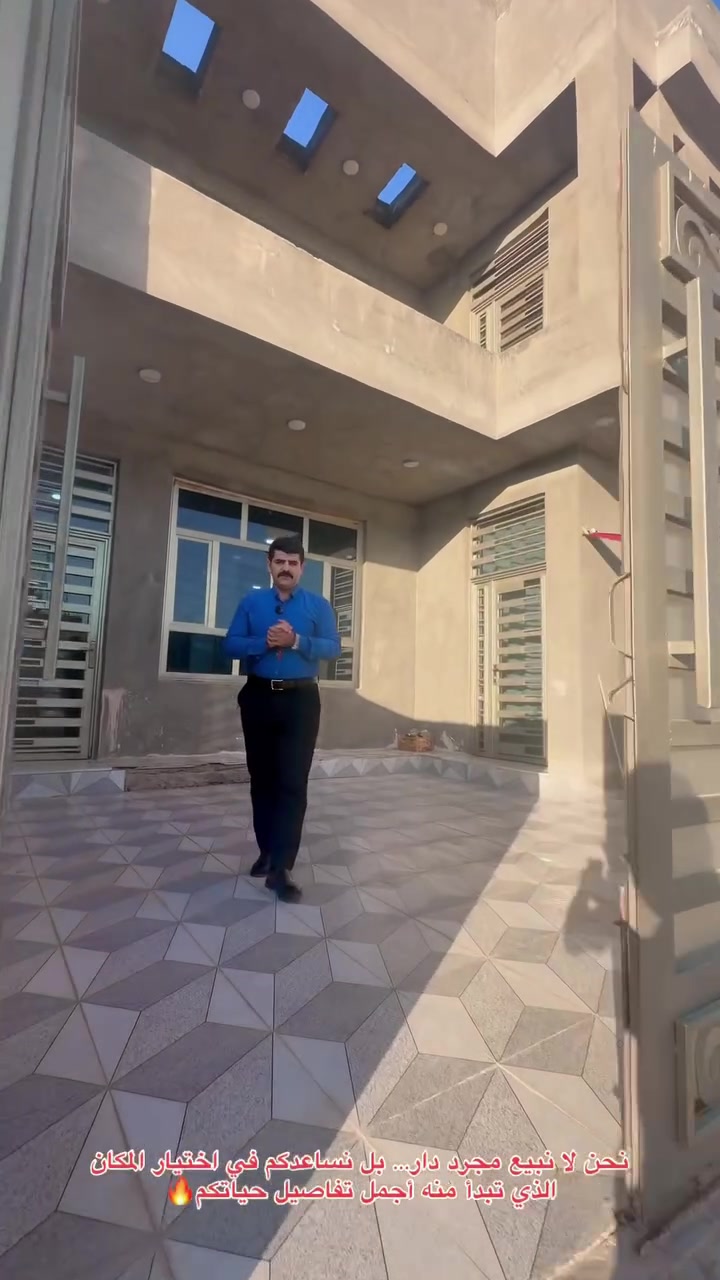 دار للبيع – بابل الحلة / زوير 
📐 المساحة: 200م²
🏠 الطابق: طابقان
🧱 نوع البناء: طابوق جمهوري مع صب كونكريت، تنفيذ هندسي متين وبناء متعوب عليه بأدق التفاصيل.

تفاصيل الدار:

🔹 الطابق الأول:

* غرفتا نوم.
* مجمع صحيات كبير.
* كوريدور واسع.
* استقبال مريح.
* مطبخ حار ومطبخ بارد.
* حديقة داخلية.
* كراج سيارة.
* صحيات خارجية.

🔹 الطابق الثاني:

* ثلاث غرف نوم.
* كوريدور واسع.
* مجمع صحيات.
* سطح مطبق بالكامل وجاهز للاستخدام.

✨ مميزات إضافية:

* نقص بسيط جداً يقتصر على بعض اللمسات الخارجية والإضافات البسيطة.
* شارع بعرض 9 أمتار.
* موقع هادئ وراقٍ.
* يقع على الطريق الرابط بين الزوير وطريق حلة–كربلاء، بموقع مميز وسهل الوصول.
* منطقة معروفة بالهدوء وحسن الجوار.
* السعر مناسب جداً مقارنة بالموقع والمواصفات.

� عناوين مكاتب ورق الزيتون للعقار والمقاولات العامة:

📍 المكتب الرئيسي:
بابل – الحلة – نادر الثانية – شارع الكشك.

📍 الفرع الثاني:
بابل – الحلة – نادر الثانية – حي الزيتون.

📍 الفرع الثالث:
بابل – الحلة – الوردية – جسر سيف سعد

📞 للاستفسار وحجز موعد للمعاينة، تواصلوا معنا، ونحن دائماً بخدمتكم.


**إذا كنت صاحب هذا الإعلان وتريد حذفه لأي سبب، رجاءا أرسل رسالة إلى الدعم الفني**