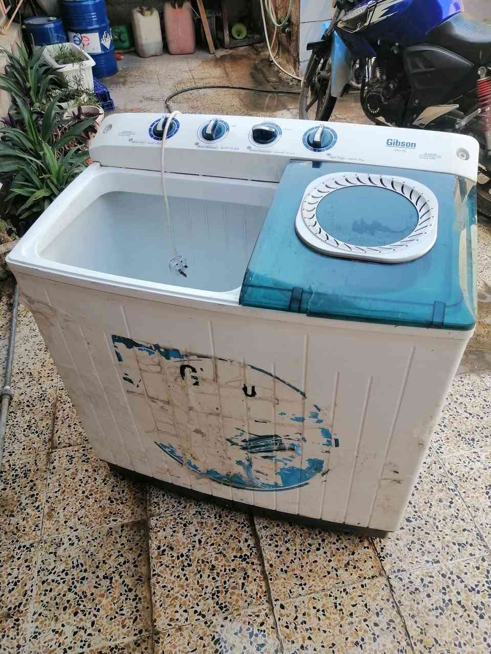 سلام عليكم للبيع غساله جدا نظيف نوع جبسون الاصليه ١٦ كيلو مكانه بالشعله شارع سيد شناوه السعر ١٠٠الف نهايته رقم الموبايل ***********
