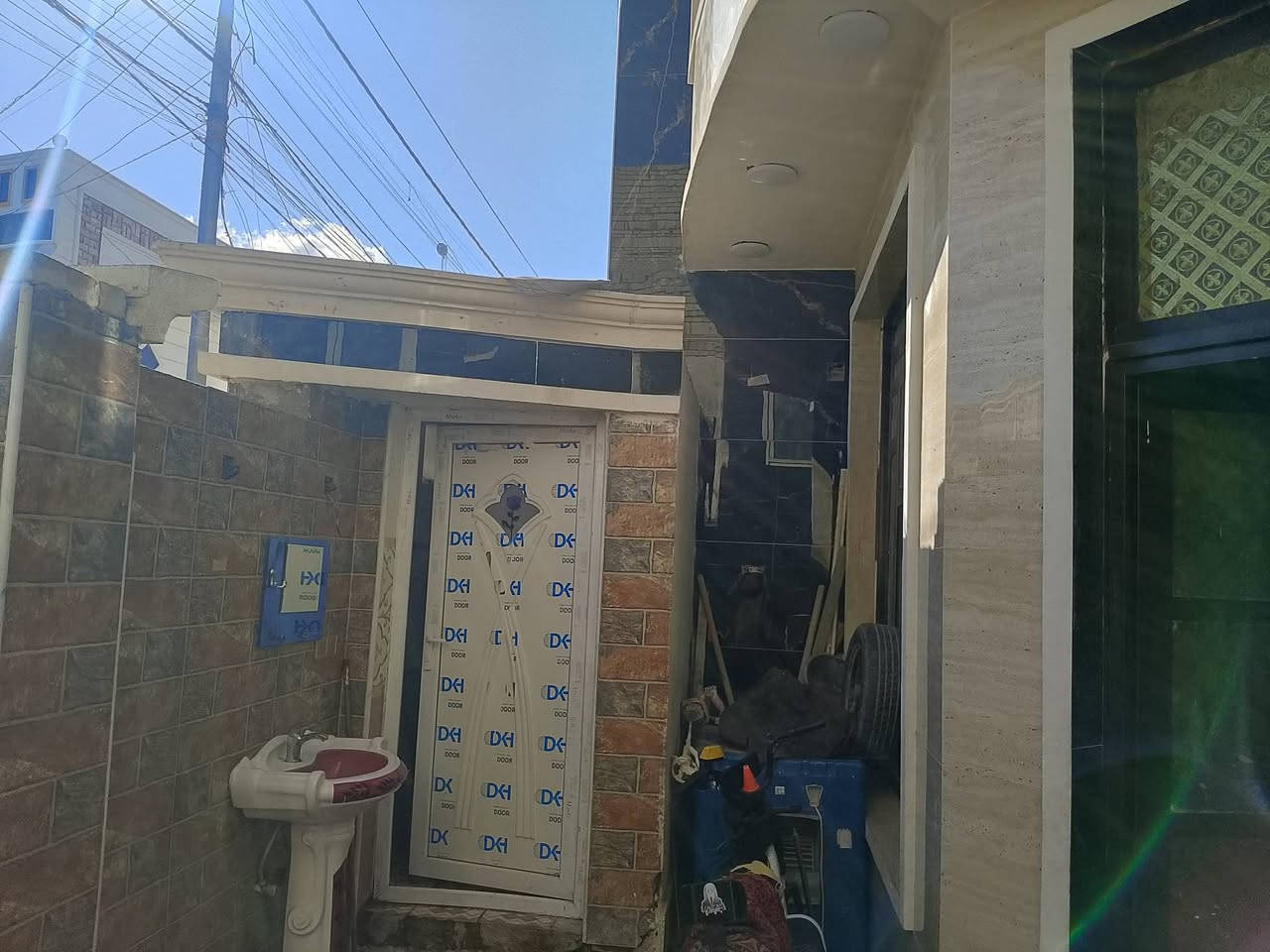 بيت للبيع بلجغيفي الثانيه بشارع جامع الذكر الحكيم بصف اسواق ايمن مساحته 150متر طابقين الطابق لأول طابوق الثاني بلوك  الجوه بيه استقبال ومطبخ وغرفه وصاله الطابق الثاني بيه 3غرف وصاله وحمام 
عارضه 125 وبيه مجال بسيط 
رقم الهاتف ‏‪0785 947 9956‬‏
