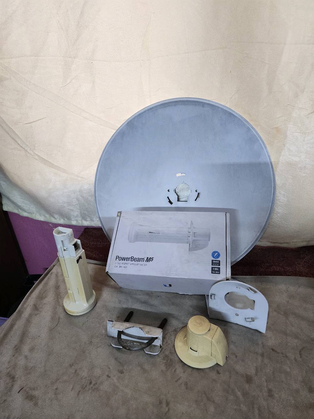 نانو باور بيم m5 400 واحد جديد استعمال قليل غراضه مامفتوحه بس محولات ماموجوده والثاني ماعرف شبية لما اربطه على ال ups يشتغل ويرجع يطفى هم محولات ماوياه وراوتر   tp-link 
TL-WR845N نضيف استعمال قليل وكيبل انترنت CAT6 طول 30 متر مامفتوح ولا مستخدم رايدهن ب 150 الف كلهم وماعندي توصيل مكاني بغداد ناحية الوحده