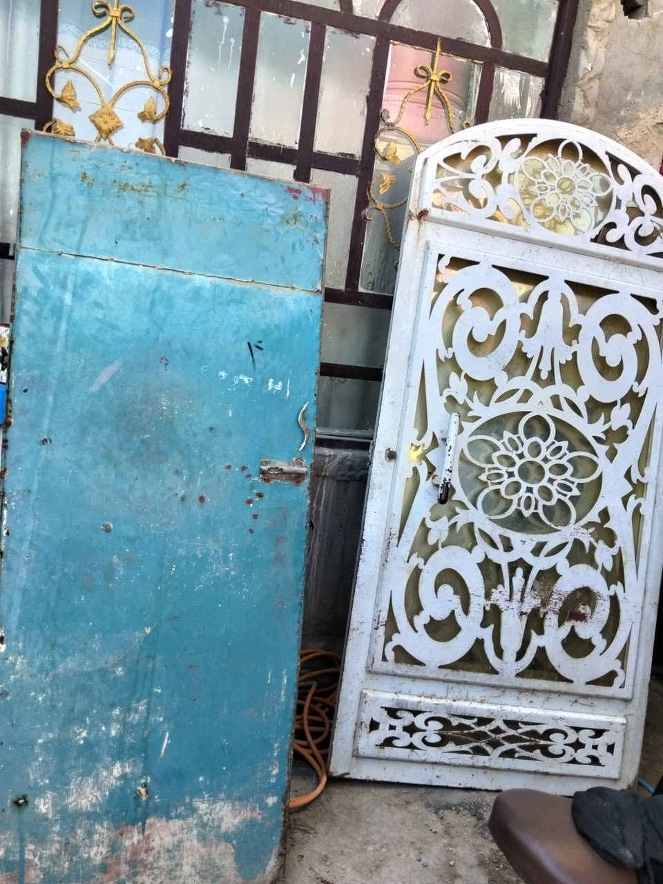 باب حوش درجة اولى حديد  كلش ثقيل اربعة اشخاص يلا يرفعوها ..للبيع 75الف حلة ابي غرق***********
