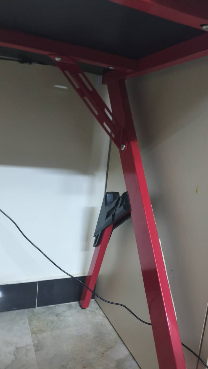 طاولة ألعاب RGB بقياس 120 * 73 * 63 سم 
قاعده اكواب - قاعده سماعات 

الميز نضيف 90% استخدام قليل بيه بس شخوط بسيطه مثل ما موضح بالصوره اناره RGB شغاله وريمونت تحكم بالالوان

السعر : 90 
التواصل : ***********
