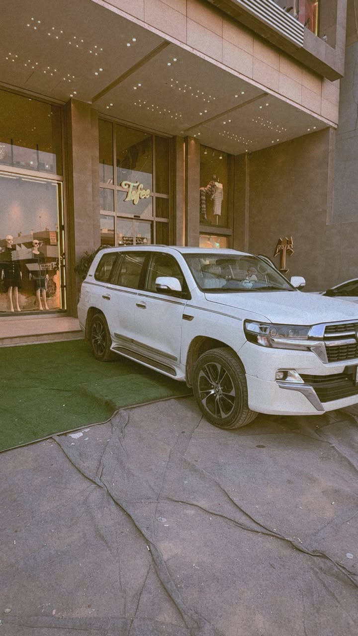 السلام عليكم #للبيع
تيوتا لاندكروز موديل ٢٠١٣ محدث موديل 2021 شرط كل قطع التحديث أصلي
رقم بغداد الإنكليزي باسمي تحويل ثاني يوم
السياره جاهزه من كلشي مكينه كير حداديه تبريد تدفئه كهربائيات كله جاهز مابيه اي نقص
السيارة مابيه لاكلبه ولاكصه مصبوغه حزام ل أثر التحديث بدون صبغ قماره
السياره بعد احلا من الصور السعر 325 وبيه مجال بسيط للشراي مكاني بغداد الغزاليه  للاستفسار ***********
