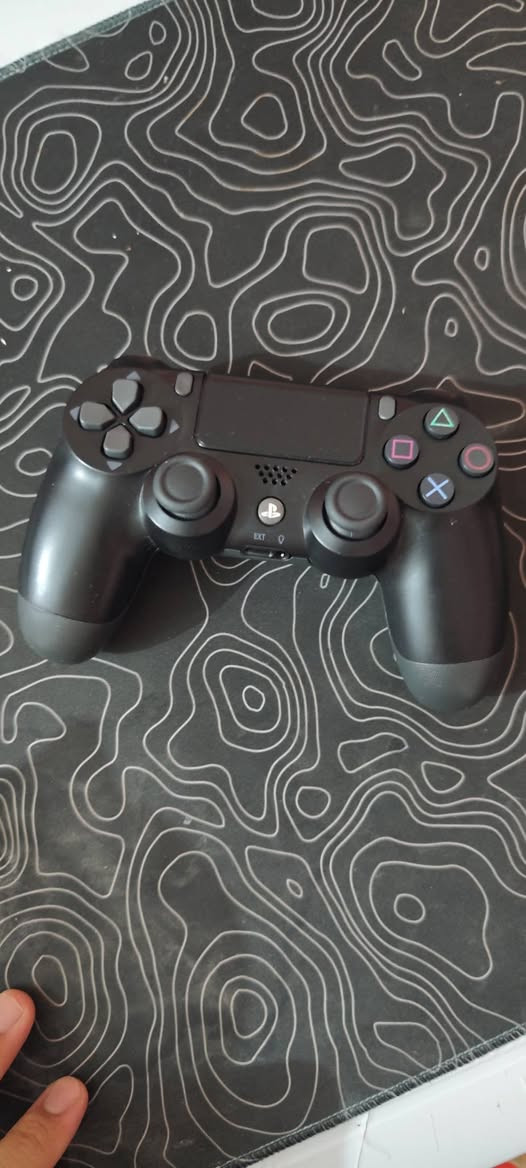 للبيع: جهاز PS4 مهكر إصدار 12.50 واحد تيره

- الجهاز نظيف جدًا ومفتوح، وتم تبديل المعجون الحراري (Thermal Paste).
- يحتوي على ألعاب منها:
  - Tekken 7
  - Crash Bandicoot 4
  - هجولة
  - Black Ops 3 أونلاين عن طريق تطبيق
  - GTA V أونلاين (سيرفرات خاصة)
- يحتوي على متاجر لتحميل الألعاب .

الملحقات:

- كرتون الوكالة.
- كيبل الباور الأصلي.
- يد تحكم أصلية.
- كرتون اليد الثانية موجود أيضًا.

الجهاز ادزلكيا بتغليف الوكاله سعره  220 بي مجال للشرايه وتوصيل موجود جميع المحافظات السعر مالته هو والتوصيل 
تواصل *********** واتساب فقط
