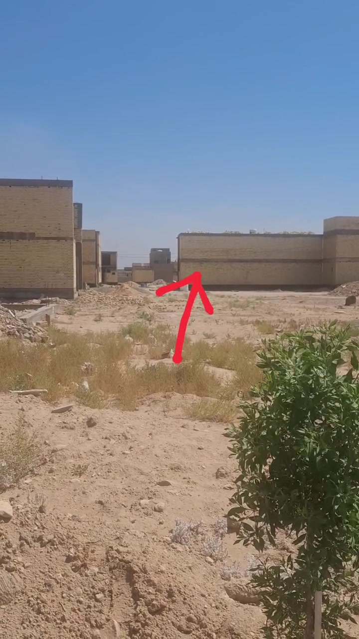 هيكل للبيع 100متر طابقين بأسمي طابوق جمهوري في الانتفاضة الرابعة مقابل مجمع ريحانة البيت يبعد 70متر عن التبليط بناء جديد قيد الانشاء بعد البيتونة والستارة فد يومين ويكملن يحتوي على ثلاث غرف نوم كبيرة  4x4,5  ومطبخ واستقبال وصالة واربع مجاميع صحية وساحب ماء وكهرباء للبيع بسعر 112 مليون مع مجال بسيط 
***********
