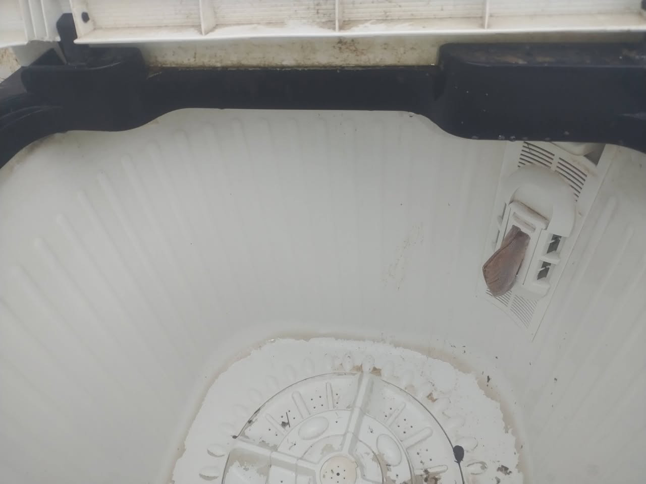 سلام عليكم لبيع غساله جديده شغاله مابيه كل نقص سعره100 ما داخله تصليح مكانك كربلاء حي النظال ***********
