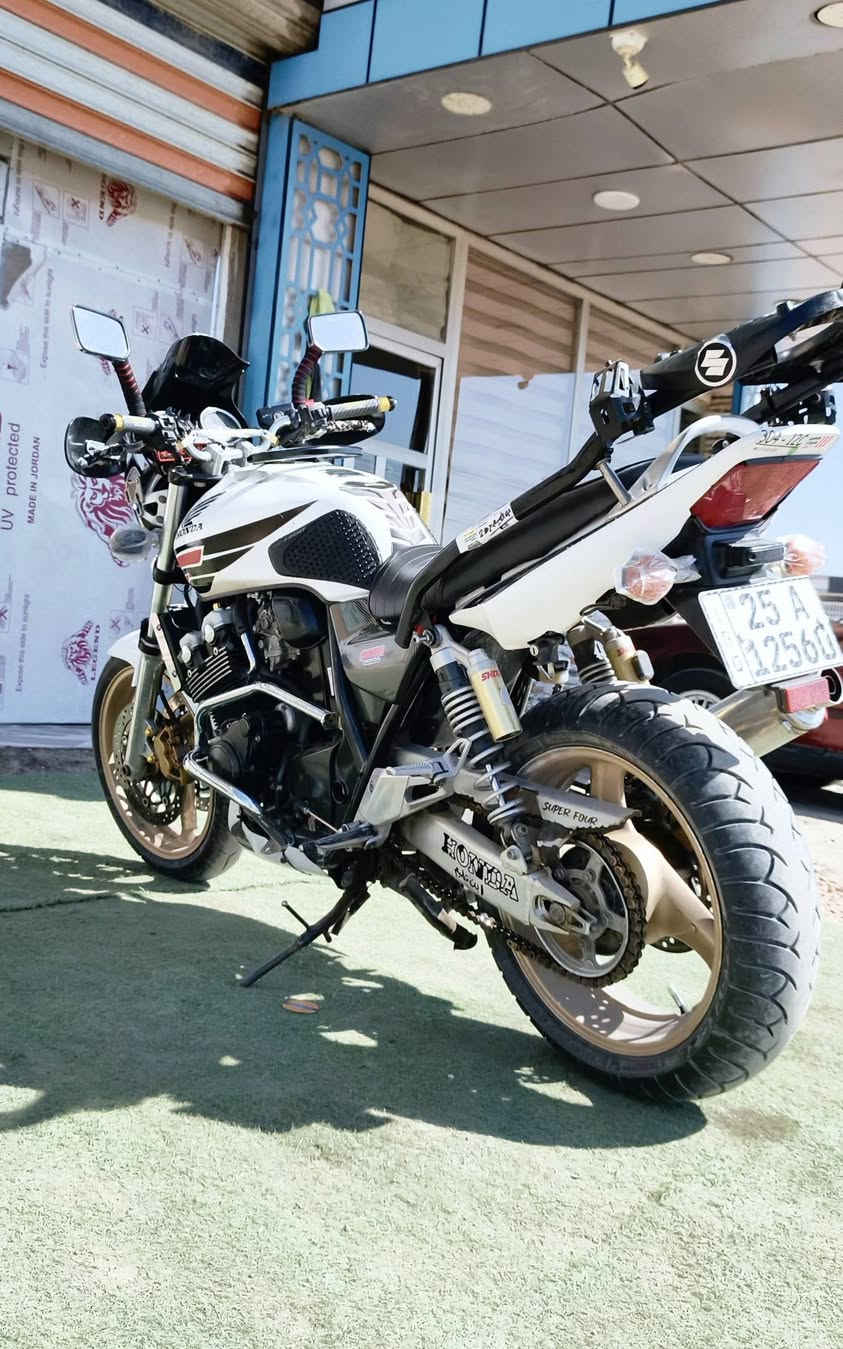 للبيع سي بي 400كفاله عامه من التاير لتاير مطلعها من المعرض جديده. رقم وسنويه.. الدراجه حلوه بمعنى الكلمه. أي نقص ماكو 
دهن ألماني ... مي أحمر زيتي.... نضام سيكيورتي.. مكينه هايبر.. شلعه فول.. معدل 190。。  كهربايات وضع الشركه.. لايت زنون نضام ويه السويج..  ملاحضه مانه مانه لا تجي وتشلع كلبي كلشي تبين كدامك.. السعر المطلوب 32وبيها مجال بصيط....) ----(مكاني الأنبار حصيبه الشرقيه..)  شرط ترايك أربيل.. ✌


**إذا كنت صاحب هذا الإعلان وتريد حذفه لأي سبب، رجاءا أرسل رسالة إلى الدعم الفني**