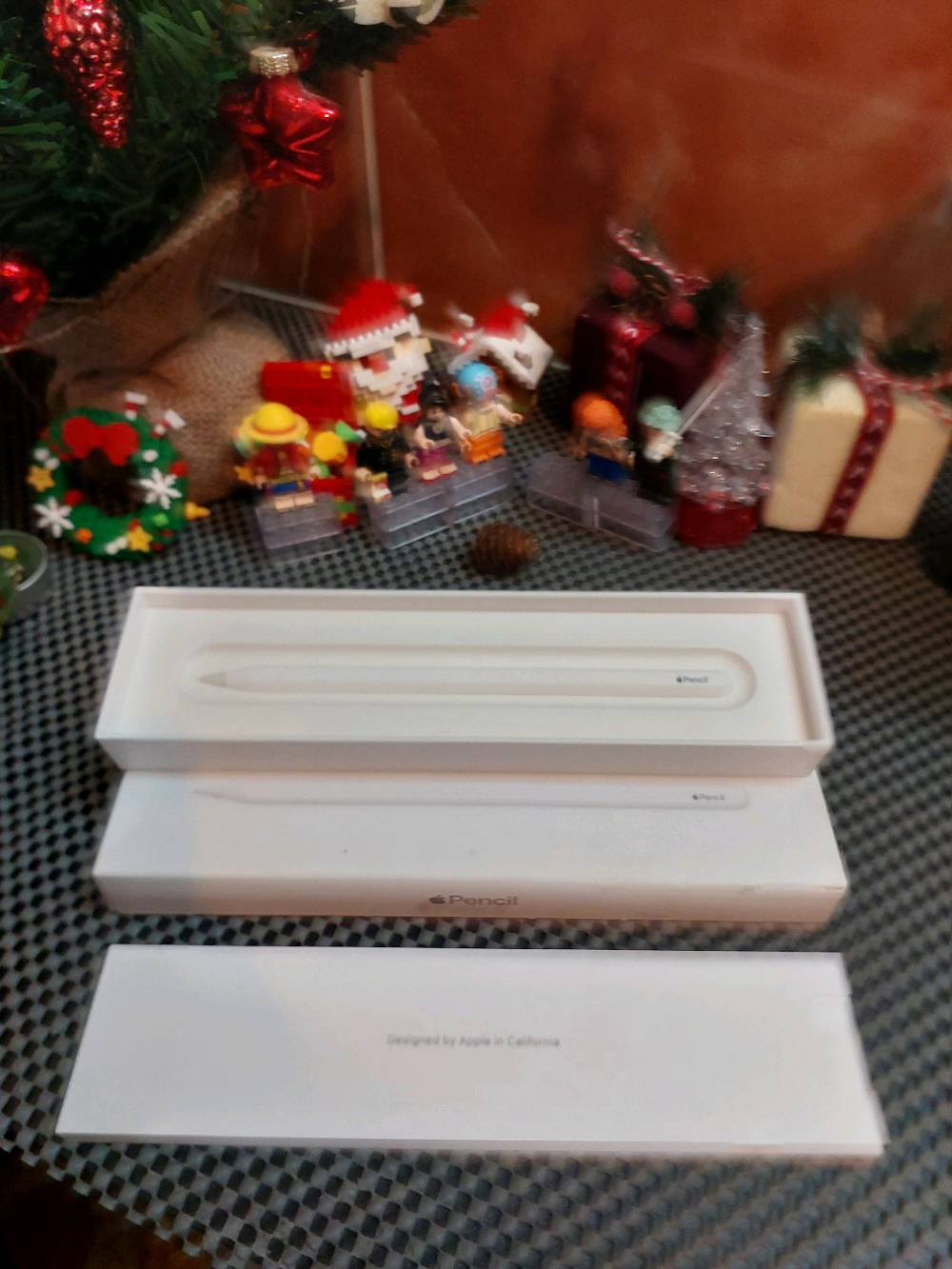 قلم ابل بينصل الجيل الثاني يستعمل لكافة ايباد ابل ويتم شحنة عن طريق وضعة بضهر الأيباد ويشحن بشكل مباشر
