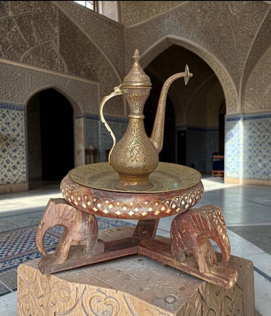 ابريق بالصينيه نحاس تقيل مكتوب ومزخرف باشكال نباتيه واشخاص علي البارز مع تربيزه خشب صاج هندي مطعم بالسن
هندي شرقي قديم


**إذا كنت صاحب هذا الإعلان وتريد حذفه لأي سبب، رجاءا أرسل رسالة إلى الدعم الفني**