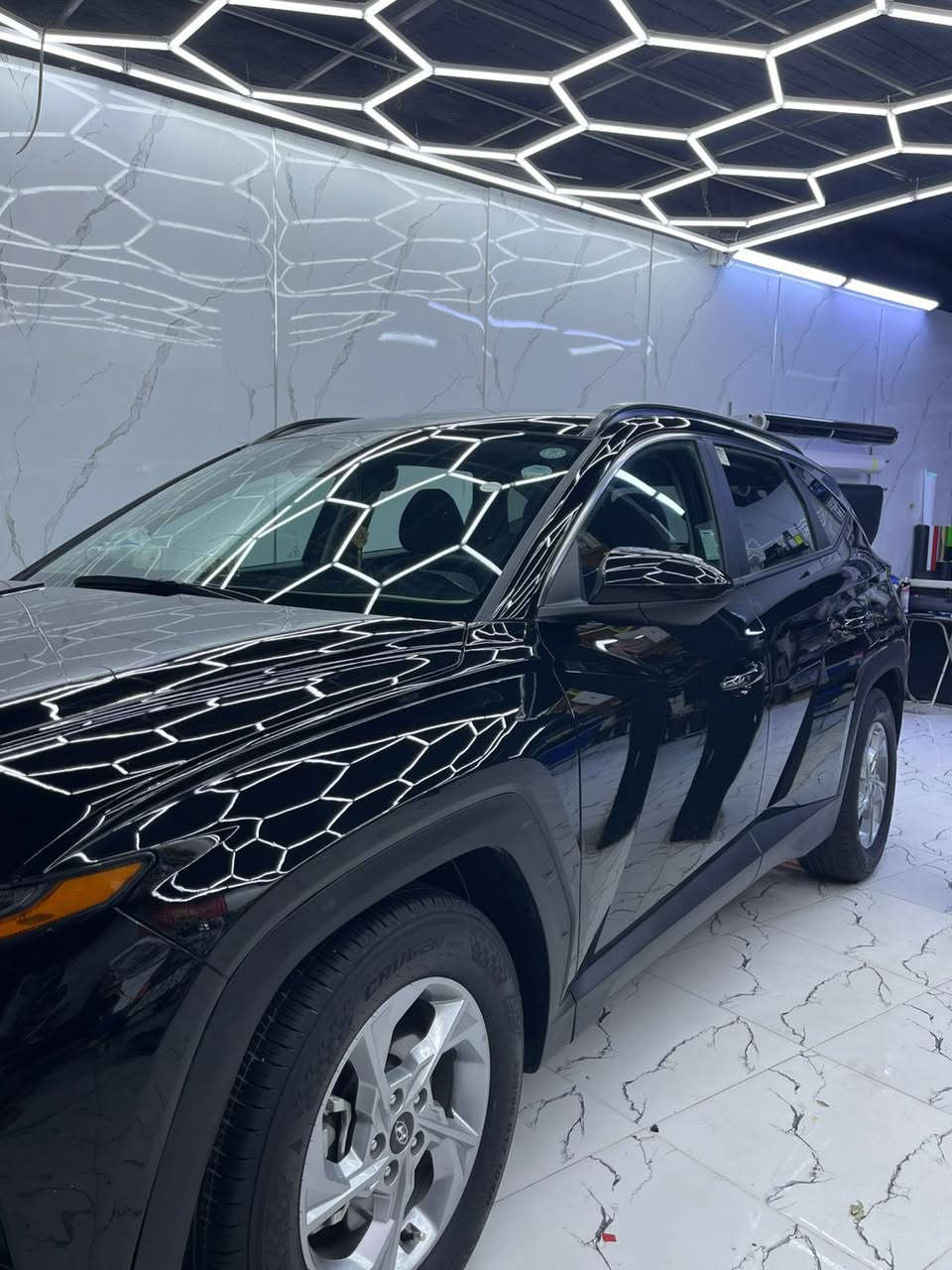 السلام عليكم 
———————🔥
النوع:توسان 
سنه الصنع /2024
حاله السياره بوضع الشركه🚙 
محرك وكير بحاله ممتازه جداً 🔥
جاهزه من كل النواحي مابيها كل نقص 
المواصفات /
———————
بصمه 👀
شاشه كبيره 😘
كامره خلفيه 🎇
تحكم ستيرن 🔥
مثبت سرعه 🌹
رادارات عدد 4🌧️
حساسات متكامله 💨
نضام ECO💬
نضام اقتصادي الوقود 💪
———————————-
السعر 223 وقابل للتفاوض 
او مراوس بهايلوكس 15/16/17
للاستفسار /***********
