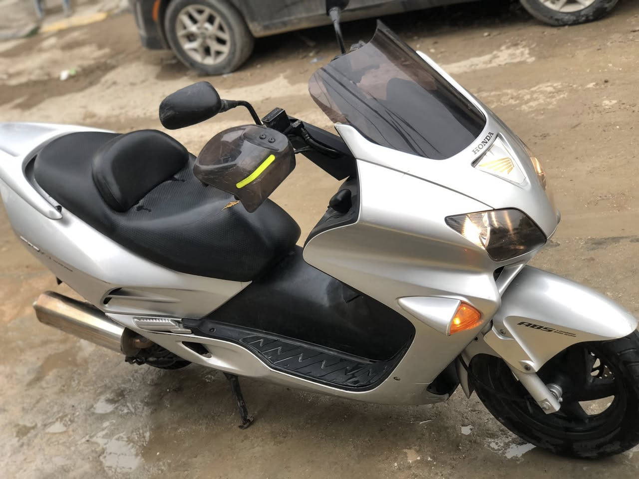 السلام عليكم فورزه 0 6 للبيع دراجه جديده بمعنى الكلمه كلها على وضع البلاد مكينه ما مفتوحه لا نضوح لا تبخير لا تنقيص نضام الإطفاء مال ازدحام شغال نكره سلف بكل وقت كهربائياتها كلها شغاله ستاند حساس ونظام ABS قفل ستيرن قفل جنطه مكاني بغداد حي جهاد  السعر مليون رقمي ***********
