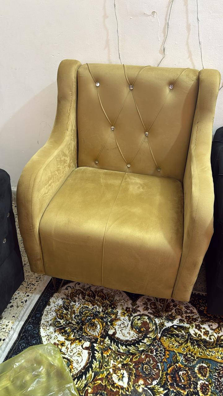 ً
تخم 8 مقاعد 
كراسي عدد 2 لون خردلي 
قنفه عدد 2 لون اسود 
مكاني بغداد 
السعر 250 
***********
