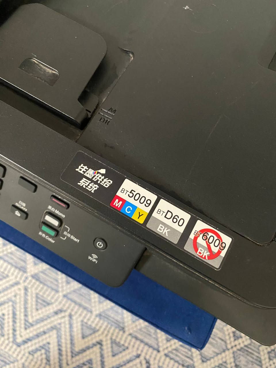 طابعة برذر t720  ، نظافة ٩٠٪
🔷فول مواصفات 🔷
(٣×١) استنساخ و سكنر و طباعة 
👌استنساخ وجهین من فیدر 
👌تطبع وجهین من حاسبە و موبایل 
👌سرعتها 18 صفحە فی دقیقە 
👌وایفای تحكم من التلفون مباشره طباعە
👌تسحب ورق وصور 🍯
👌منضومة حقن خارجي سهلة التعبئة
طابعة برذر Brother DCP-T720DW هي طابعة ملونة متعددة الوظائف (طباعة، نسخ، ومسح ضوئي).
 تتميز باقتصاديتها العالية في استهلاك الحبر، وتدعم الطباعة التلقائية على الوجهين والاتصال اللاسلكي، مما يجعلها خياراً مثالياً للمنازل والمكاتب. 
تفاصيل مواصفاتها: 
🖨️ المواصفات الأساسية:
نوع الطابعة: نافثة للحبر (Ink Tank) بنظام خزانات قابلة لإعادة التعبئة.
الوظائف: طباعة، تصوير (نسخ)، ومسح ضوئي (سكانر).
الطباعة المزدوجة: تدعم الطباعة التلقائية على الوجهين (Duplex). 
📄 مواصفات الطباعة:
سرعة الطباعة: تصل إلى 17 صورة في الدقيقة (للأسود والأبيض) و 16.5 صورة في الدقيقة (للألوان).
دقة الطباعة: تصل إلى 1200 × 6000 نقطة في البوصة (dpi) لطباعة عالية الوضوح.
الطباعة بدون إطار: تدعم الطباعة بلا حدود للعديد من المقاسات مثل A4 و Letter و A6 والمقاسات المصغرة. 
🔌 الاتصال والتوافق:
الاتصال اللاسلكي: تدعم شبكة Wi-Fi والطباعة المباشرة من الهاتف المحمول (تطبيق Brother iPrint&Scan).
الاتصال السلكي: منفذ USB 2.0 عالي السرعة.
التوافق: تعمل مع أنظمة تشغيل Windows و macOS. [1]
📝 الماسح الضوئي (السكانر) والناسخ:
دقة المسح الضوئي: تصل إلى 1200 × 2400 نقطة في البوصة (بصرية).
الناسخ: يدعم النسخ الملون والأبيض والأسود مع ميزة التكبير والتصغير. 
📊 سعة الورق والأحبار:
سعة درج الورق: يتسع الدرج الأساسي لما يصل إلى 150 ورقة (مقاس A4).
إنتاجية الحبر: العبوات الأصلية اقتصادية جداً، حيث تطبع العبوة السوداء حتى 7500 صفحة، وتطبع العبوات الملونة (سماوي، أصفر، ووردي) حتى 5000 صفحة.
الذاكرة: 128 ميجابايت. 
يوجد توصيل الى كافة المحافظات .
للاستفسار واتساب او اتصال :
***********
السعر : ٢٢٥,٠٠٠ دينار
