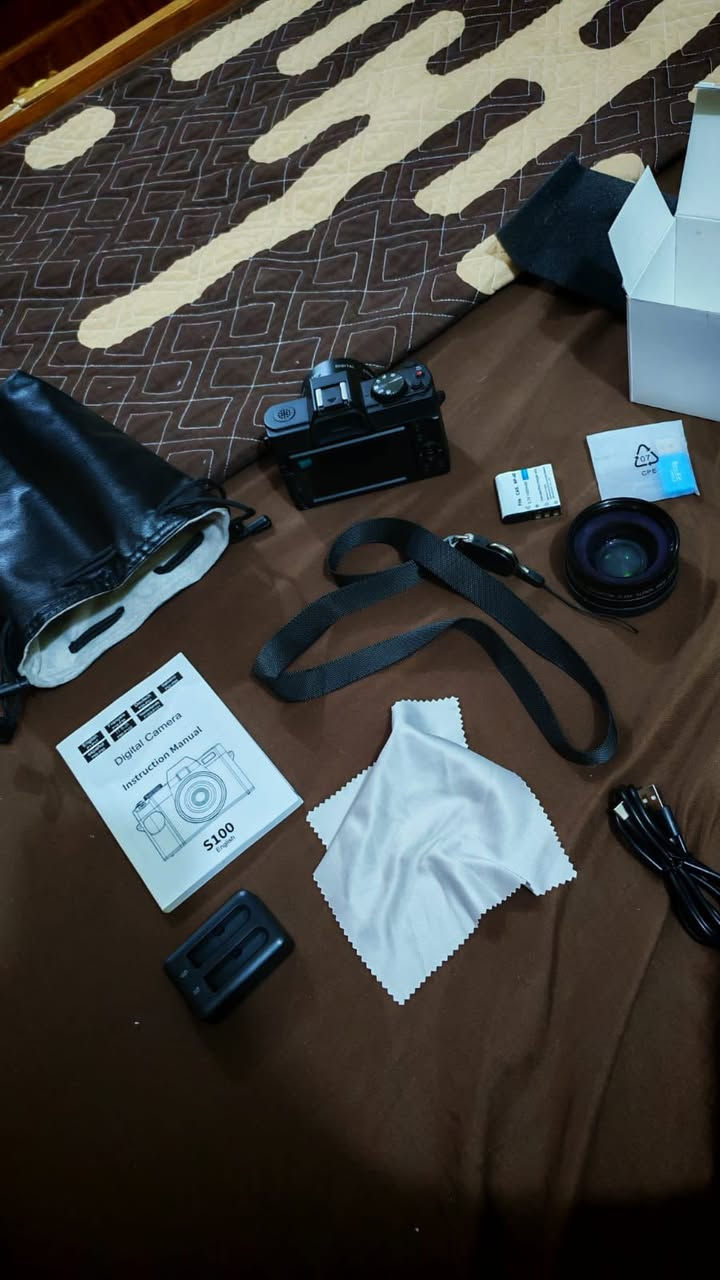 كامرا للبيع تصور فيديو وصوره 4k شاشه قلابه تكدر تربطها على تلفون مباشره وتنقل الاشياء وياها رام+ جنطه وكامله جديده مستخدمه شي قليل يوم واحد فقط سعر 135 وبيها مجال للتواصل على خاص او على رقم ***********
