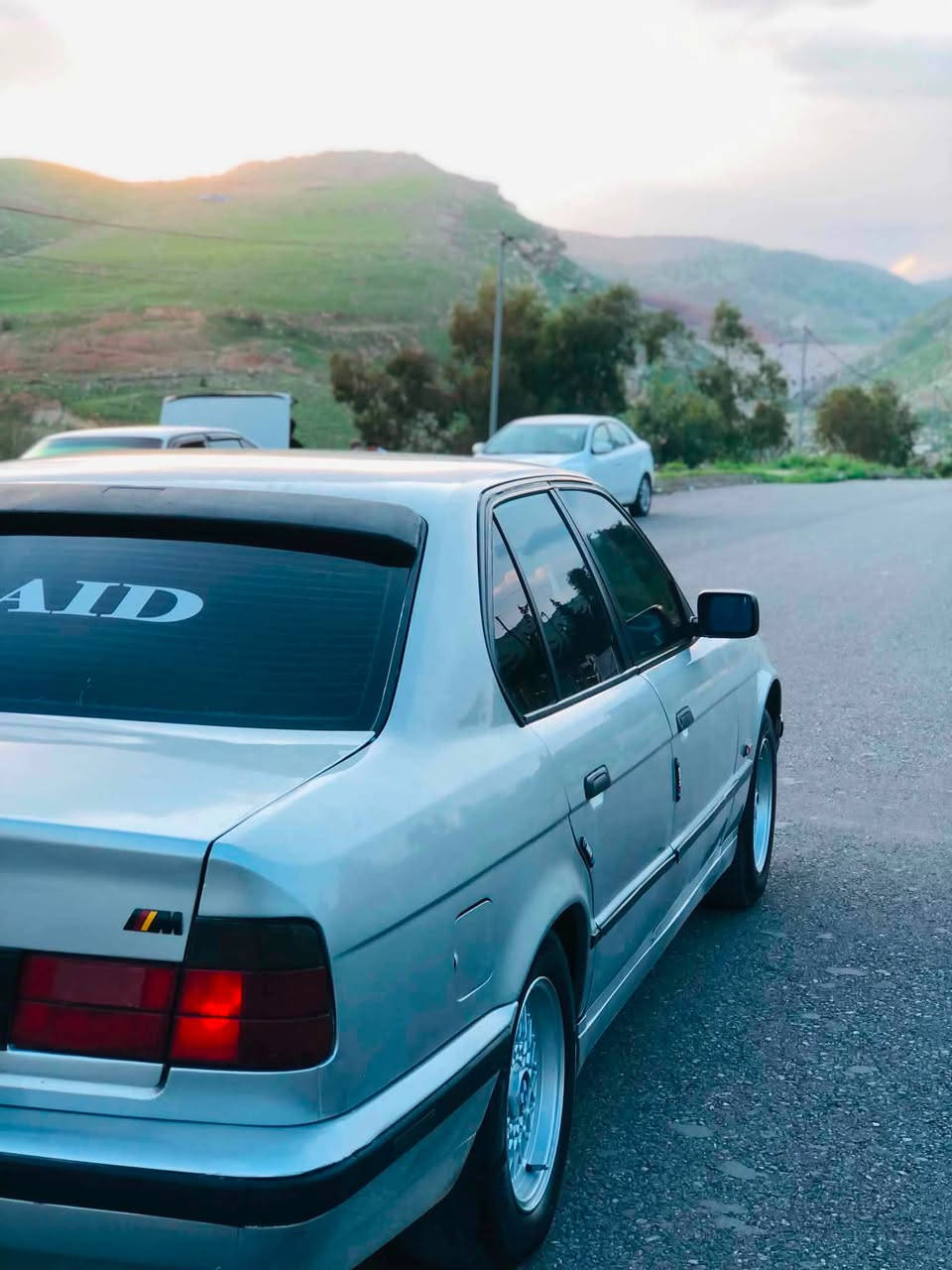 سةرةتا بة ناوي خواي گةورة BMW1993 528گير عادي سةيارةكةگير و مةكينة بةشةرت جةمبةكي بجوكي دواوةي هةية سةيارةكة سبوخ عامة سةيارةيةكي توند و تولة جوار تايةو ويلي نوي رةقةم  هةوليرة  وةكالةي بة ناوي خومانة غرامةش جي لةسةر بو  وةري دةكريةوة  تةبريد لةسةر سويج ئةوةش رةقةم تةلةفون ***********
