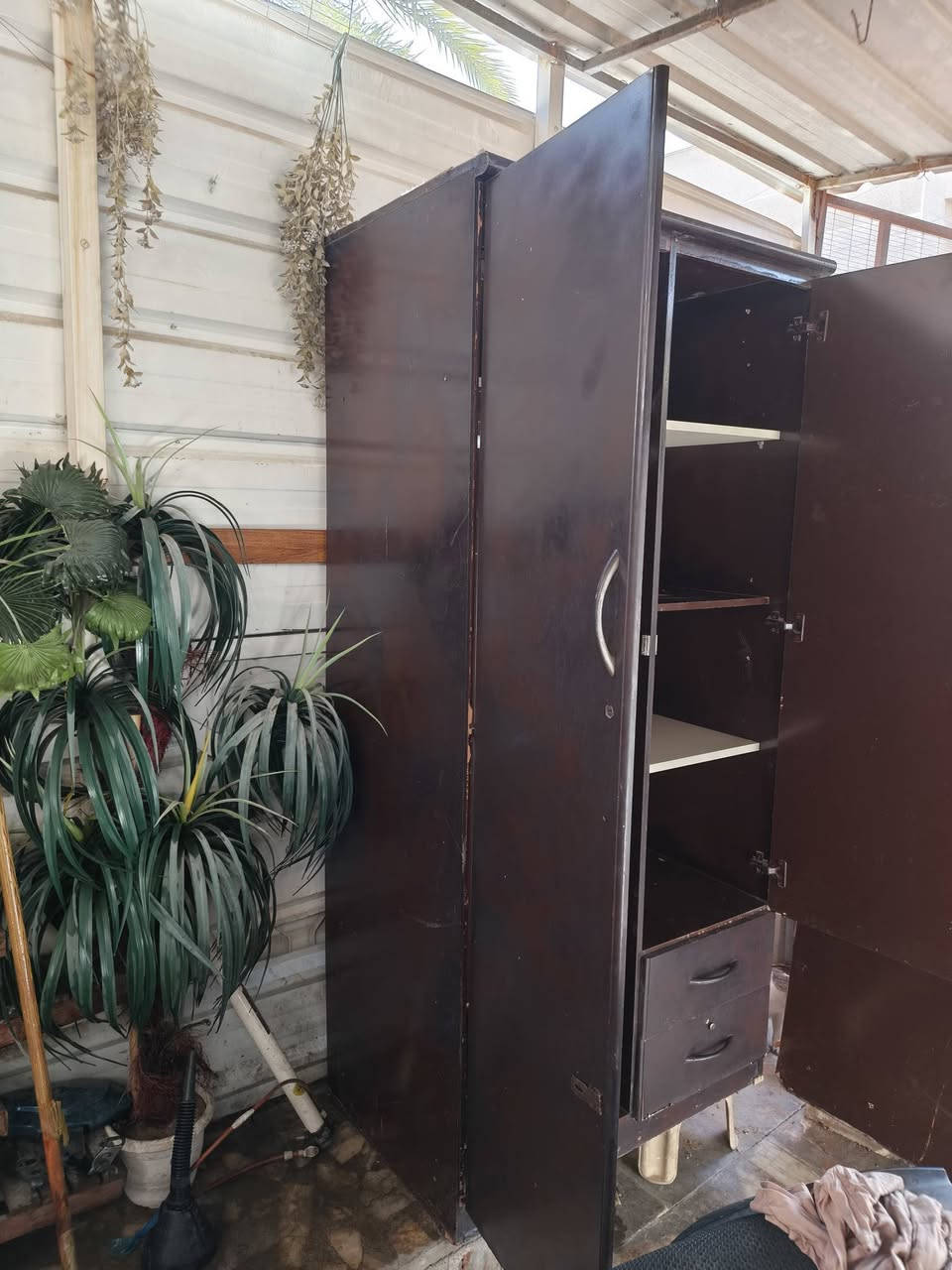 السلام عليكم للبيع سبلت توسوت انفيرتر طن ونص غاز مقفول غراضة كاملة البواري الريموت والبليتة  السعر 450  وكناتير بابين متشابهين ام دي اف تركي الثقيل عدد 2 السعر  75 ثنينهم وباب خشب صيني السعر 35 وباب المنيوم السعر 30 الشراي واتساب ***********
