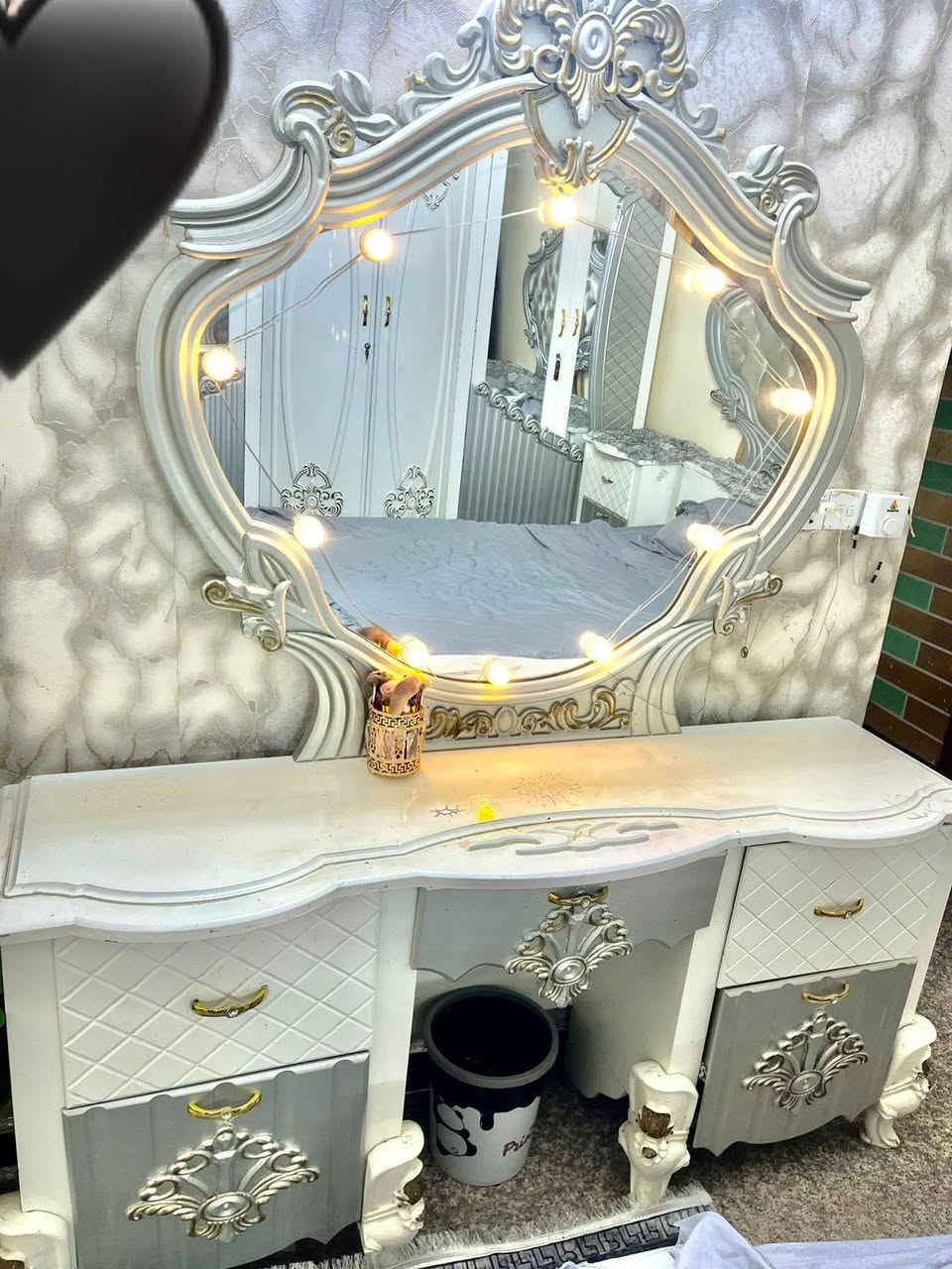 سلام عليكم غرفه عراقيه شكل تركي نضيفه كلش بس الميز بي زلغ موضح بصوره والباقي جديده السعر مليون و 150 المكان الحبيبيه الاتصال ***********
