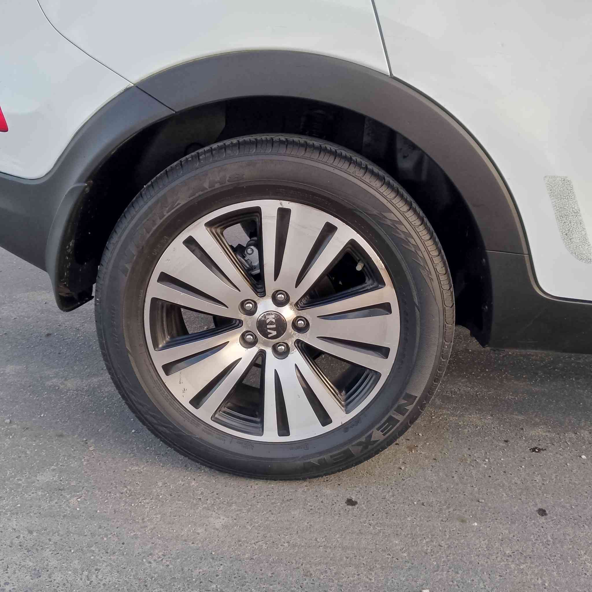 السلام عليكم 
للبيع كيا سبورتج خليجي 2015 
رقم البصرة  تحويل ثاني يوم سياره باسمي 
مكفولة كفاله عامه 
مكينه 2000 دوش خليجي 
مكان السياره البصرة 
السعر 165 
***********
