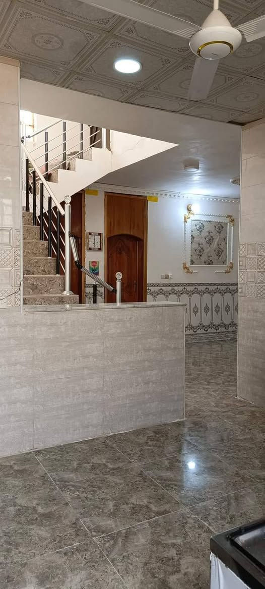 سلام عليكم بيت للبيع مساحه 150متر طابو زراعي يحتوي على غرفتين وصاله ومطبخ وصحيات  داخليه وخارجيه وستقبال مناور ثنين موقع طويريج حي الجمعية شارع ابوسيود قرب الشط بناء طابوق صب مسلح الاتصال ***********
